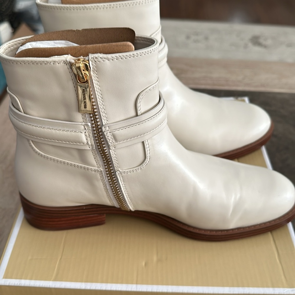 Michael Kors Women's Off White Ankle Boots with Gold Hardware! NWT 6.5